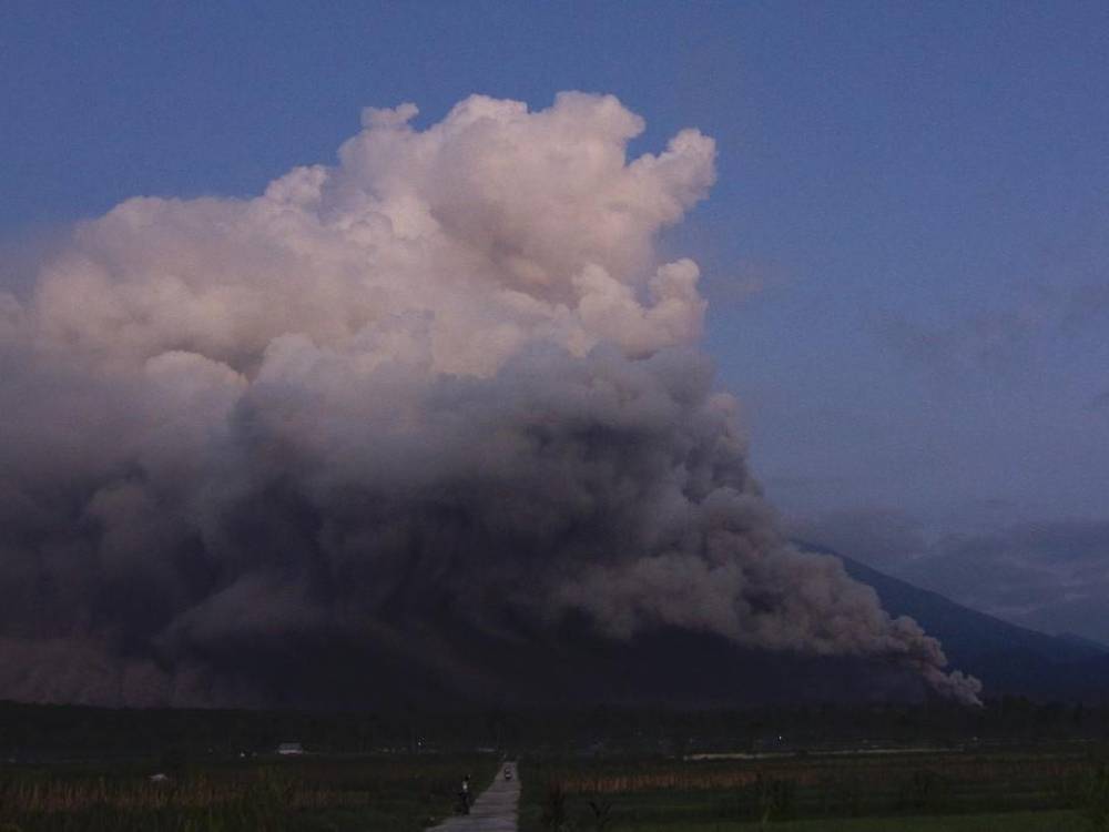 Indonesia evacúa a cerca de 2 000 personas por erupción del volcán del