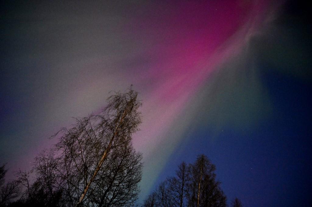 La aurora boreal, también conocida como aurora boreal, ilumina el cielo en Espoo, Finlandia, el 10 de mayo de 2024. La tormenta solar más poderosa en más de dos décadas azotó la Tierra, provocando espectaculares espectáculos de luces celestes desde Tasmania hasta Gran Bretaña, y amenazando posibles interrupciones en los satélites y las redes eléctricas que persisten durante el fin de semana. FOTO Heikki Saukkomaa / Lehtikuva / AFP