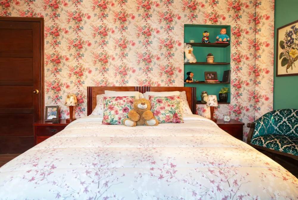 La cama que fue testigo de cada lágrima de Betty también estará disponible, junto con uno de sus peluches.