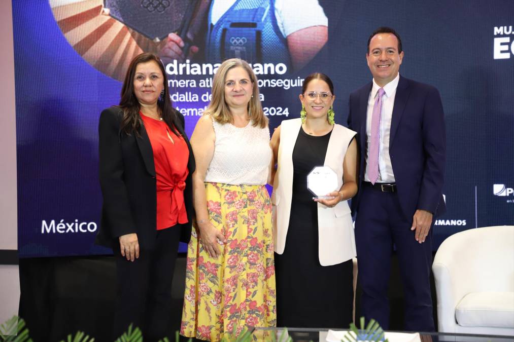 <i>Adriana Ruano, primera atleta en conseguir una Medalla de Oro para Guatemala, compartió en el evento sus claves del éxito para conseguir altos resultados en los Juegos Olímpicos de París 2024 y sus desafíos y grandes lecciones en una carrera como atleta de mas de dos décadas. Entregaron reconocimiento Velia Jaramillo, editora general de E&amp;N y el presidente de Agexport, Gabriel Biguria.</i>