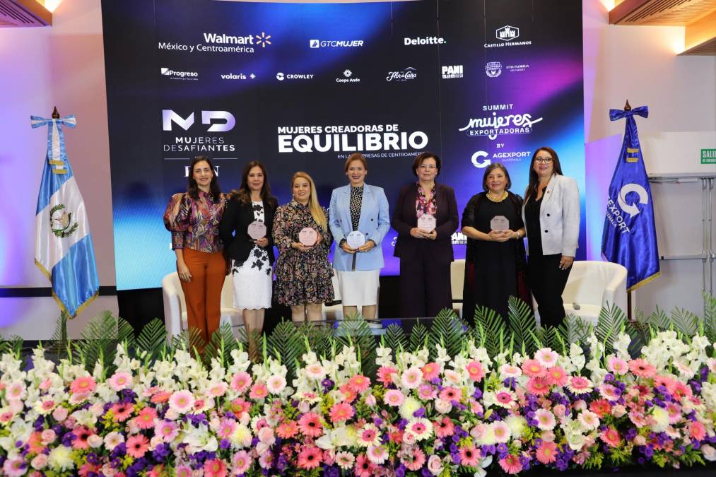 <i>El primer panel estelar: Mujeres Creadoras de Equilibrio en las empresas de Guatemala y Centroamérica, reunió a Iliana Benítez, Fundadora y CEO de Vertex Studio, Yira Poyser, CEO en Bless Group y a las guatemaltecas Connie de Paiz, CEO de Panifresh y fundadora del Comité de Mujeres Exportadoras y Lucrecia de González, Gerente de la empresa de Casa Cotzal, fundadora de la feria New World Crafts y promotora del Sector Hecho a Mano de AGEXPORT. Fue moderado por Maritza Ruiz.</i>