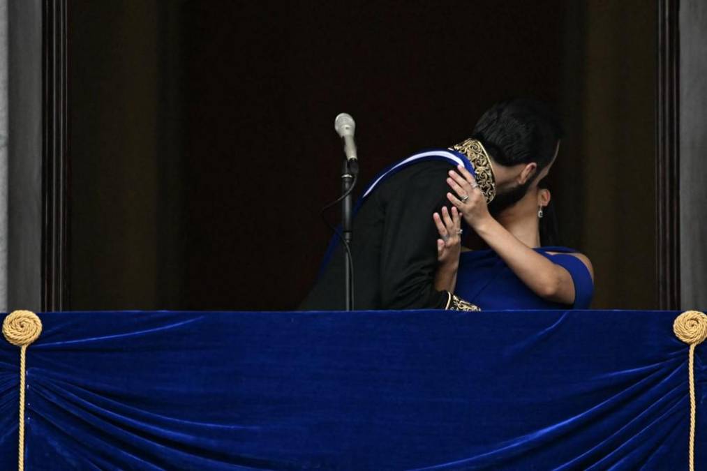 <i>El presidente de El Salvador, Nayib Bukele (izq.), besa a su esposa Gabriela Rodríguez después de prestar juramento en el Palacio Nacional en el centro de San Salvador el 1 de junio de 2024. (Foto de Marvin RECINOS / AFP)</i>