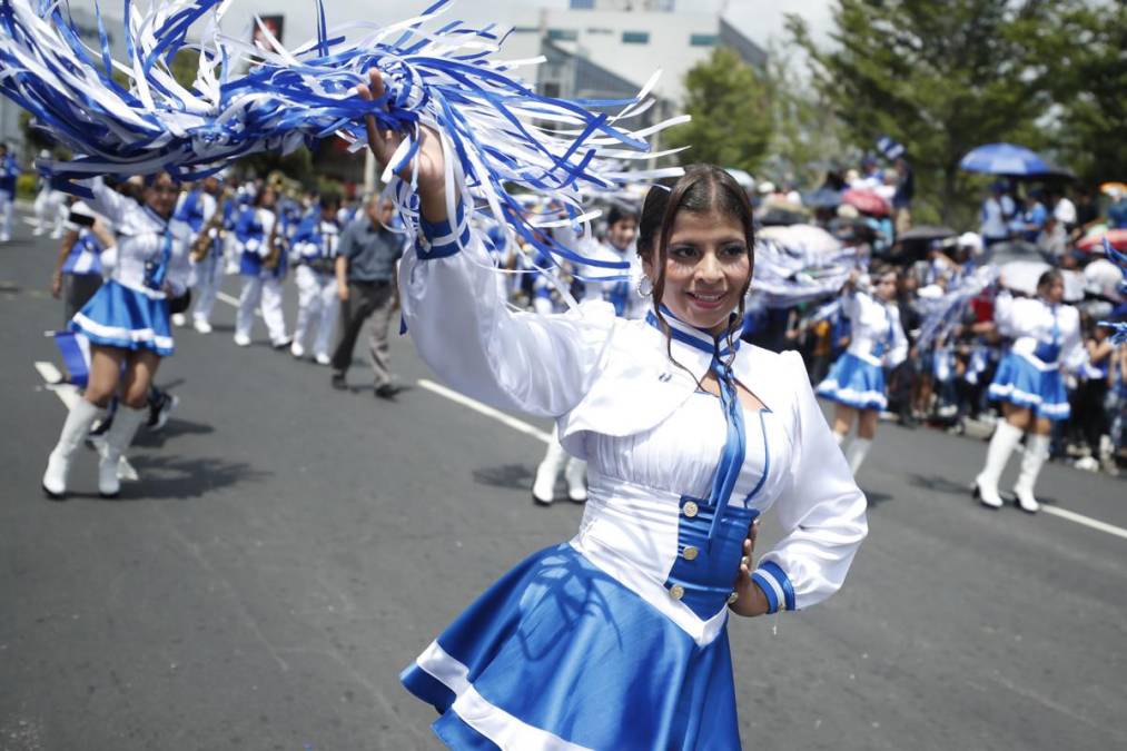 Estudiantes participan en el desfile con motivo del 203 aniversario de independencia de El Salvador, este domingo en San Salvador (El Salvador). FOTO EFE/Rodrigo Sura