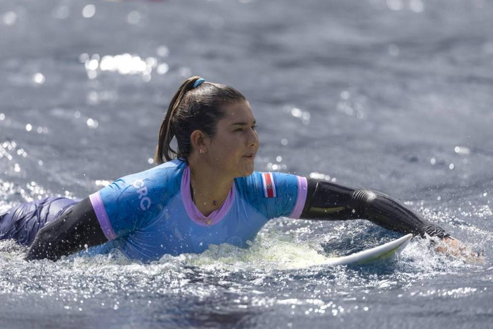 <i>La surfista costarricense Brisa Hennessy se quedó a las puertas de la medalla en París 2024 después de perder el duelo por el bronce ante la francesa Johanne Defay en las aguas de Teahupo'o. FOTO ED SLOANE / AFP</i>