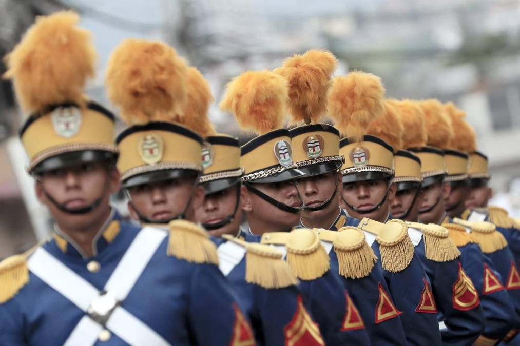 <i>Cadetes de la Fuerza Aérea de Honduras participan en los actos de conmemoración de la independencia de Honduras, este domingo en Tegucigalpa (Honduras). La presidenta de Honduras, Xiomara Castro, encabezó este domingo los actos conmemorativos a los 203 años de la independencia de su país de la Corona española, en una ceremonia frente a la estatua del prócer Francisco Morazán, en el centro de Tegucigalpa. EFE/Gustavo Amador</i>