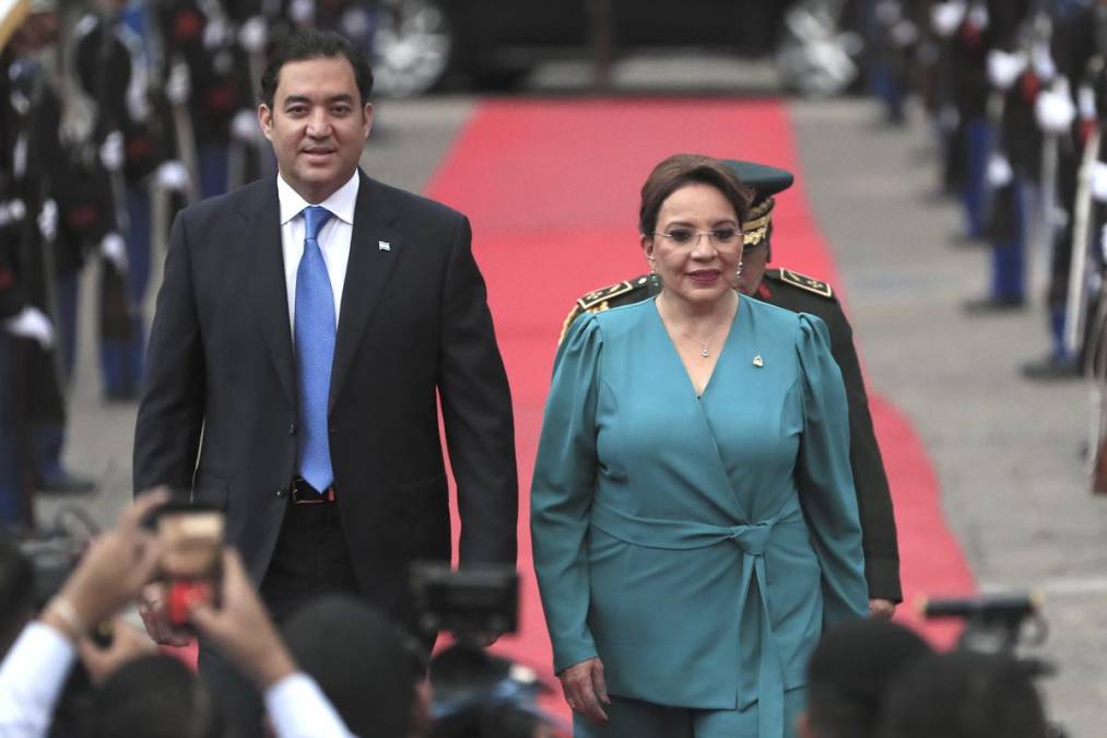 <i>El secretario privado de la Presidenta de Honduras, Héctor Zelaya (i) y la presidenta de Honduras, Xiomara Castro, participan en los actos de conmemoración de la Independencia de Honduras en la Plaza Central, este domingo en Tegucigalpa (Honduras). FOTO EFE/Gustavo Amador</i>