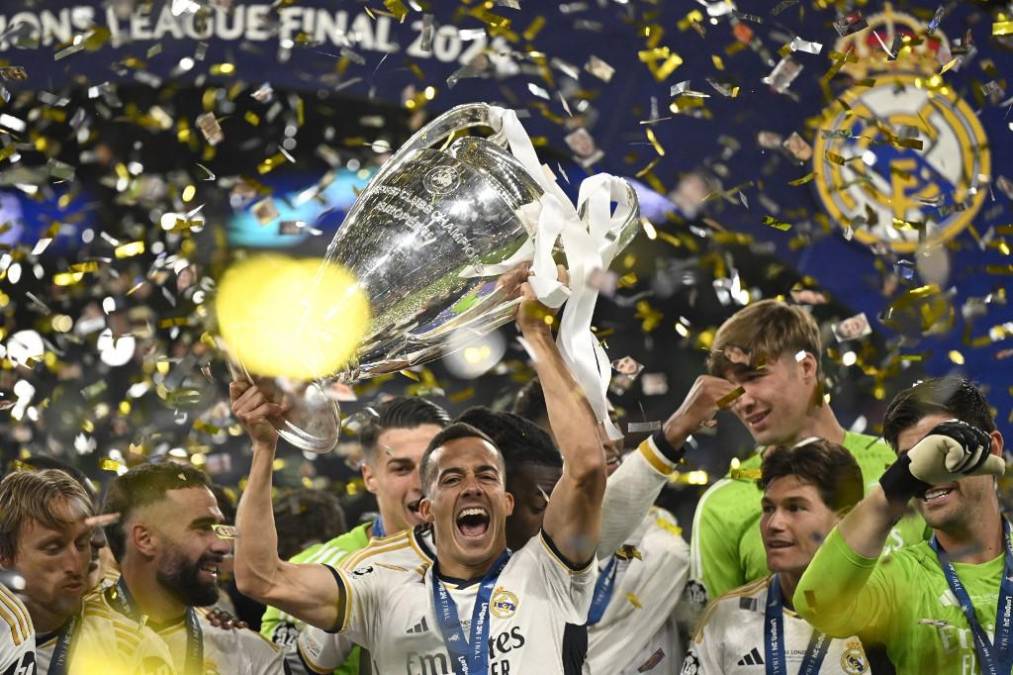 <i>El delantero español del Real Madrid #17 Lucas Vázquez levanta el trofeo para celebrar la victoria , en el estadio de Wembley, en Londres, el 1 de junio de 2024. (Foto de INA FASSBENDER / AFP)</i>