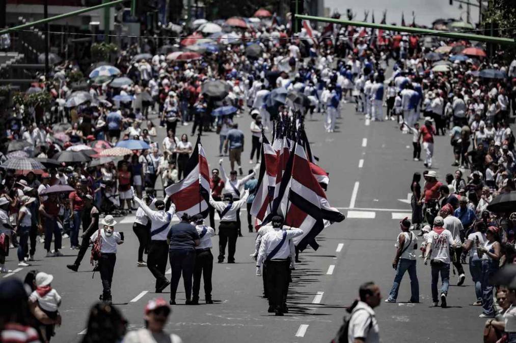 <i>Estudiantes desfilan en conmemoración al día de la Independencia de Costa Rica este domingo, en San José (Costa Rica). FOTO EFE/ Jeffrey Arguedas</i>