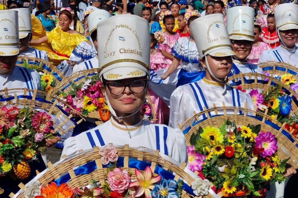 <i>Estudiantes participan en un desfile por el 203 aniversario de la independencia de Centroamérica este sábado, en Mangua (Nicaragua). EFE/ STR</i>