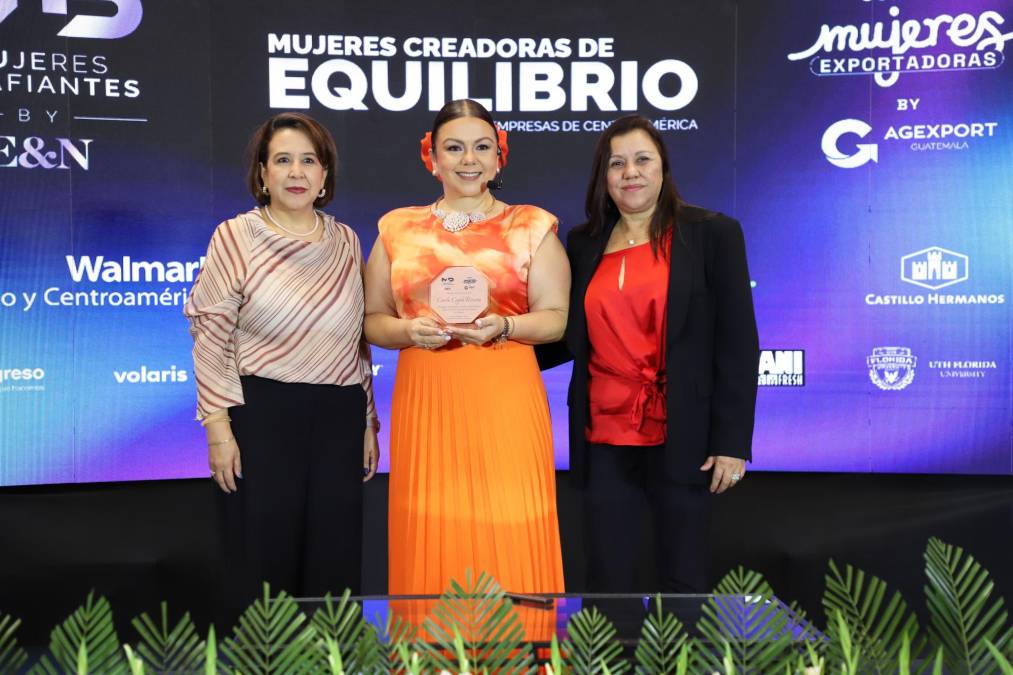 <i>El evento inició con la participación de Carla Coghi, socia directora de Deloitte en Centroamérica, Panamá y República Dominicana, quien expuso en una charla magistral los resultados para Guatemala y la región del estudio Mujeres en el Trabajo 2024. La acompañan Aida Fernández, Gerente de los Sectores de Manufacturas y Servicios de AGEXPORT y Velia Jaramillo, editora general de E&amp;N.</i>