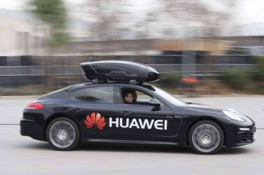 Huawei puso a prueba la capacidad del Mate 10 Pro y demostró que su procesador y capacidades de inteligencia artificial pueden conducir un vehículo autónomo. La firma adecuó un Porsche Panamera para la demostración en el MWC 2018.