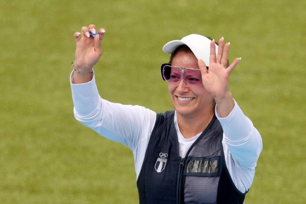 <i>La medallista de oro guatemalteca Adriana Ruano Oliva reacciona al final de la final femenina de tiro al plato durante los Juegos Olímpicos de París 2024 en el Centro de Tiro de Chateauroux el 31 de julio de 2024. (Foto de Alain JOCARD / AFP)</i>