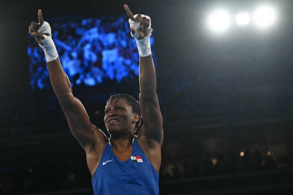 <i>La boxeadora Atheyna Bylon perdió en la final del peso pesado (-75 kilos) y se colgó una plata de los Juegos de París-2024, la primera medalla olímpica de una mujer panameña. (Photo by Mauro PIMENTEL / POOL / AFP)</i>