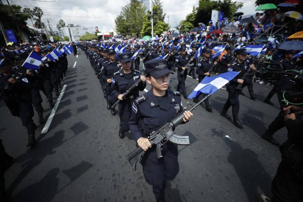 <i>Agentes policiales participan en un desfile con motivo del 203 aniversario de independencia de El Salvador, este domingo en San Salvador (El Salvador). FOTO EFE/Rodrigo Sura</i>