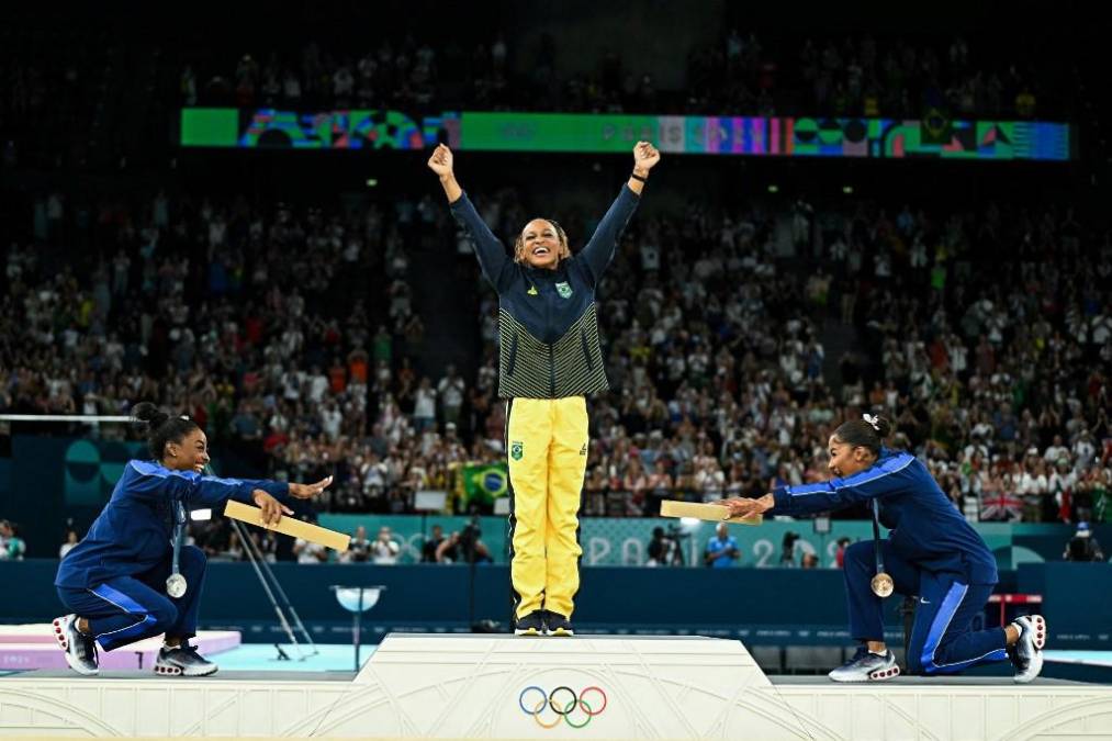 Los Juegos Olímpicos de París-2024 confirmaron a Brasil como abanderado de una legión latinoamericana que sonrió con sus chicas 'superpoderosas', una de ellas fue Rebeca Andrade (Photo by Gabriel BOUYS / AFP)