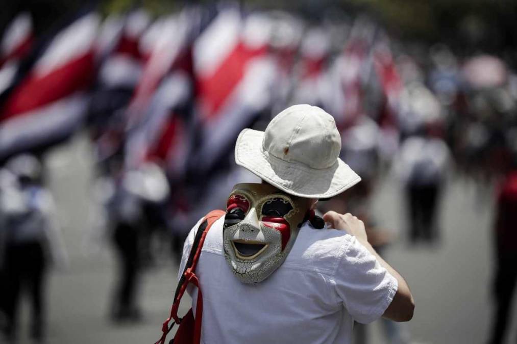 <i>Una persona asiste al desfile en conmemoración al día de la Independencia de Costa Rica este domingo, en San José (Costa Rica). FOTO EFE/ Jeffrey Arguedas</i>