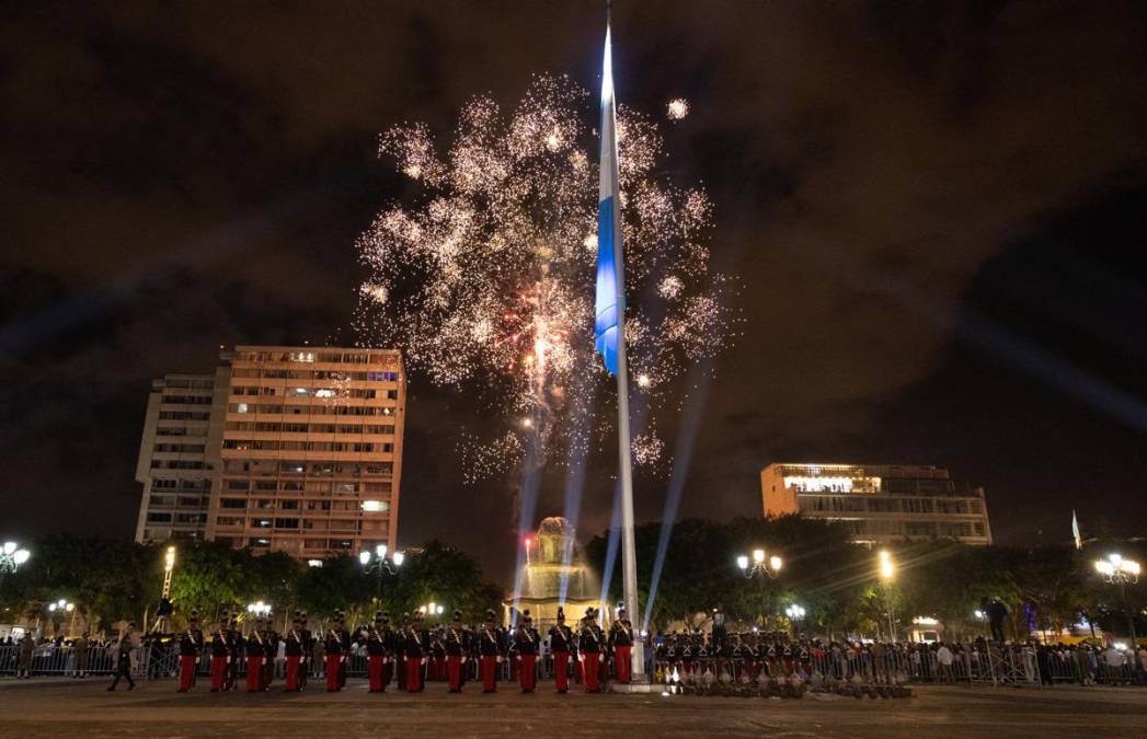 <i>Cadetes de la Escuela Politécnica de Guatemala izan la bandera de Guatemala en la Plaza de la Constitución este sábado, para los actos conmemorativos de los 203 años de independencia de Guatemala, en Ciudad de Guatemala (Guatemala). FOTO EFE/ David Toro</i>