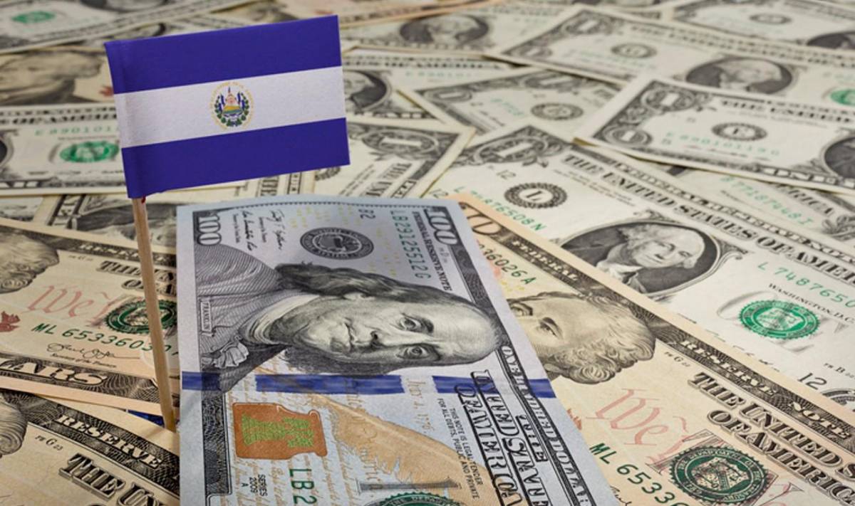 El Salvador busca reordenar su deuda, pero riesgos fiscales son persistentes