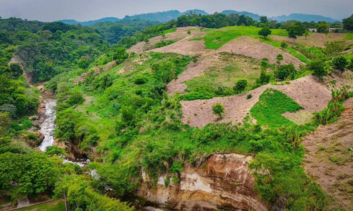 Delegado de Arabia Saudí visita El Salvador por proyecto de biogás en río contaminado