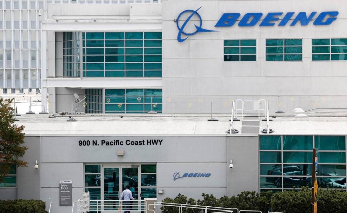 CEO de Boeing se reduce el sueldo por la huelga y anuncia despidos