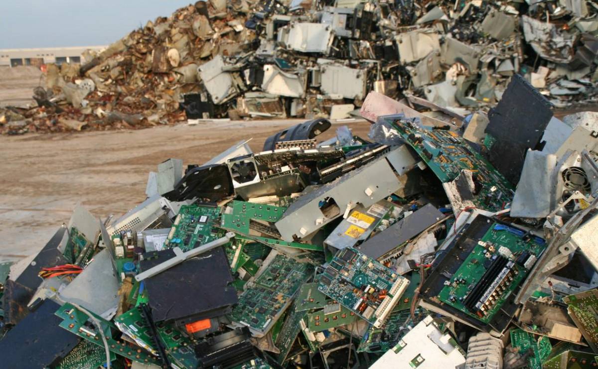 Desechos electrónicos que van a la basura equivalen al peso de 24.000 grandes aviones