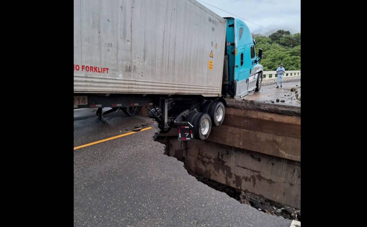 Acceso de puente en Guatemala que conecta con El Salvador colapsa por lluvias