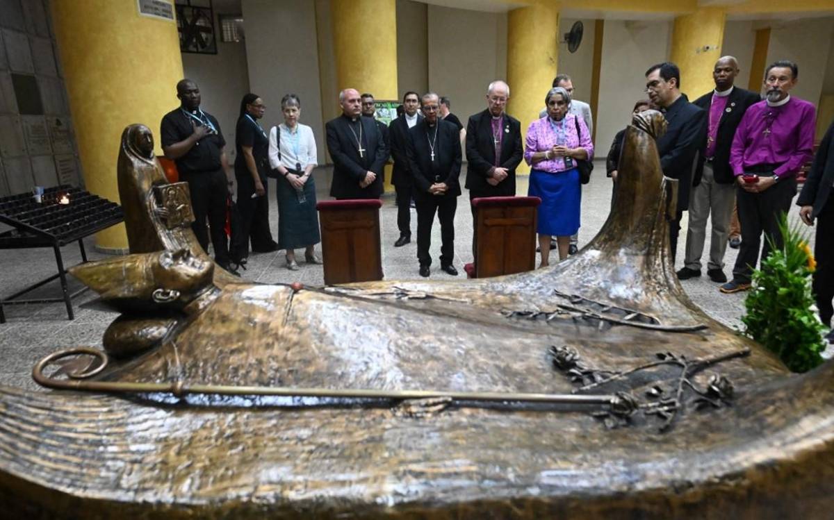 Líder de la iglesia anglicana reza ante la tumba de monseñor Óscar Arnulfo Romero