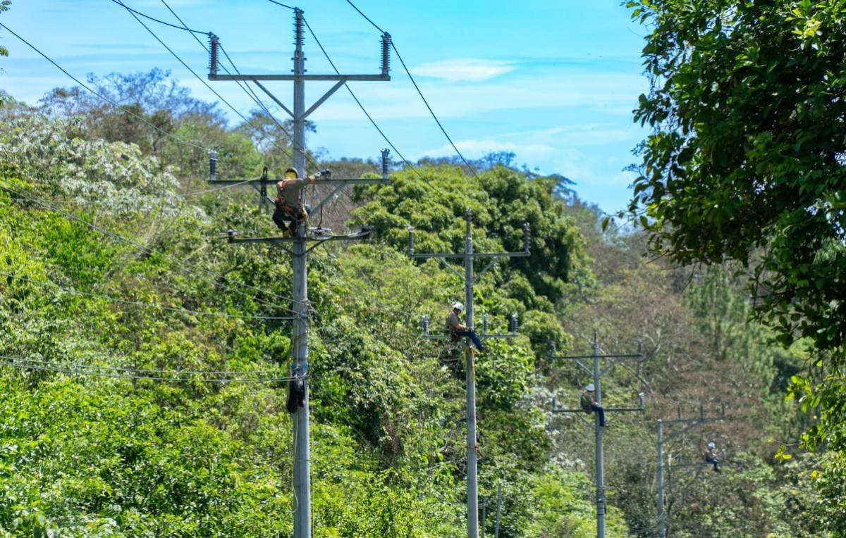 AES invierte más de medio millón de dólares para optimizar servicio en zona oriental de El Salvador