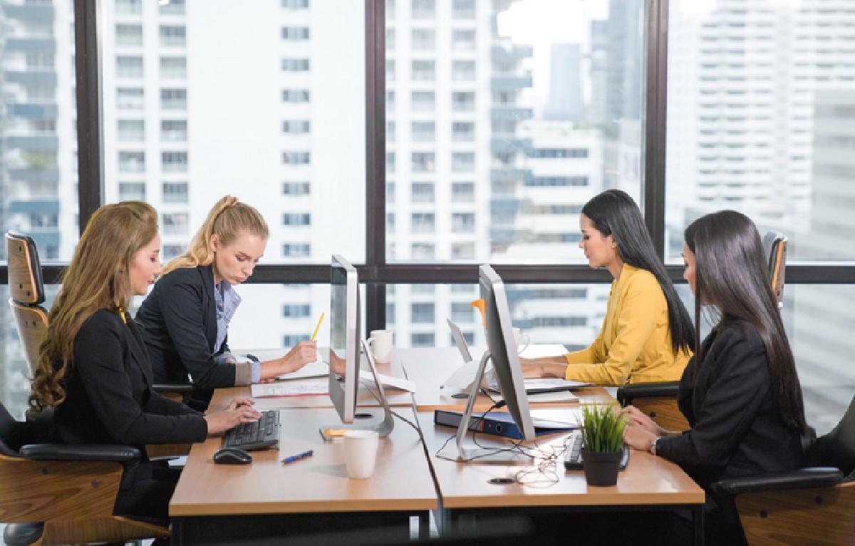 Informe: Las mujeres millennials y de Generación Z sienten más discriminación laboral por edad