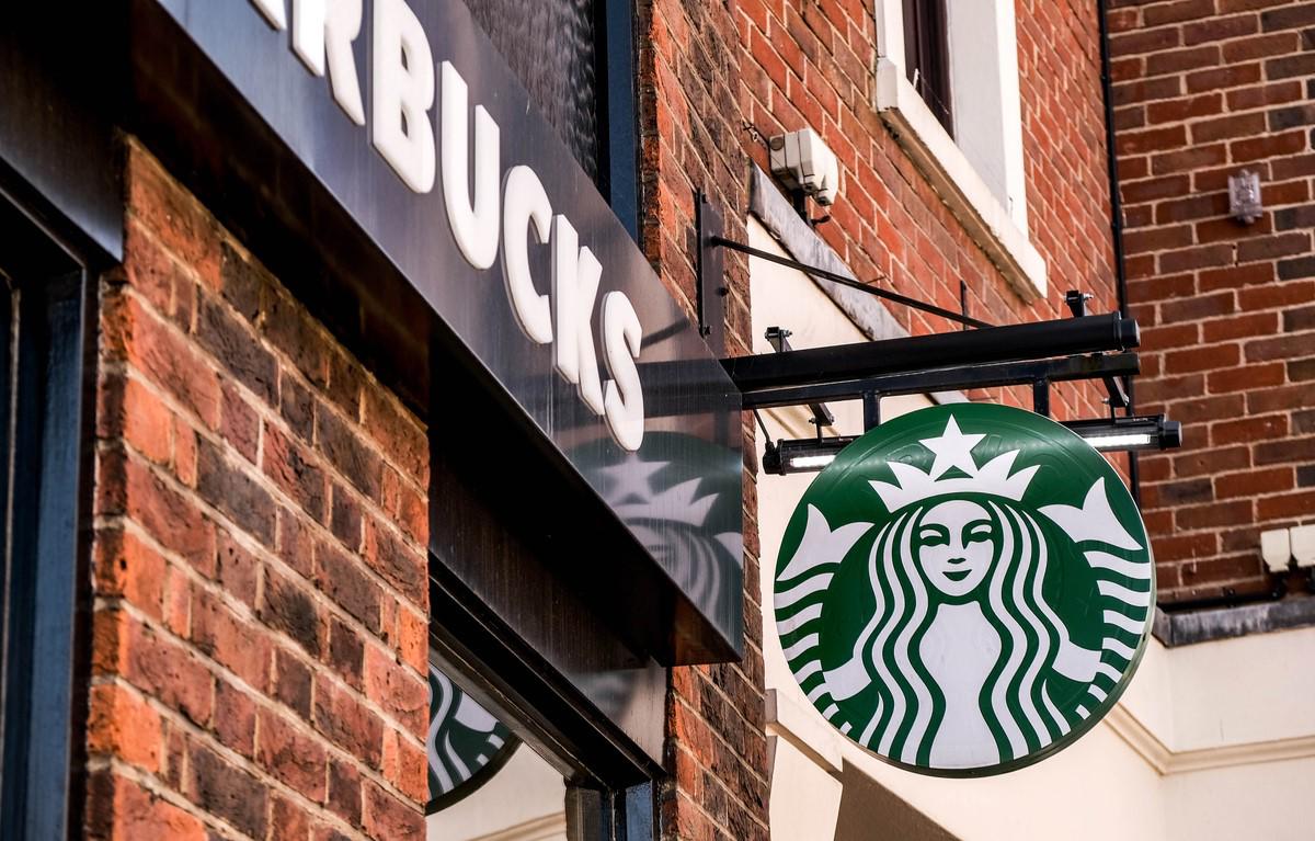 Starbucks cambia a su presidente ante caída de número de clientes