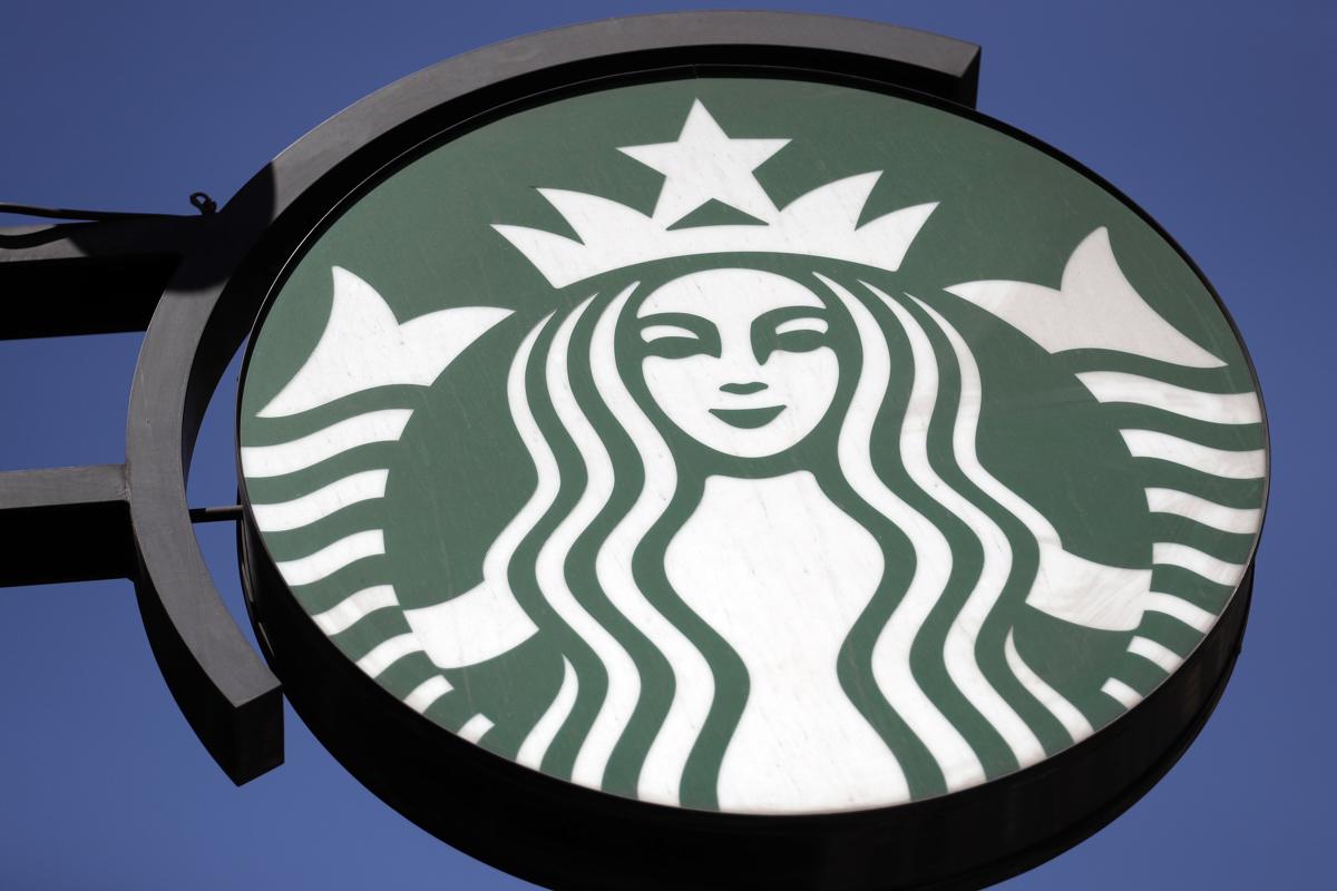 ¿De cuánto será el millonario salario del nuevo CEO de Starbucks?