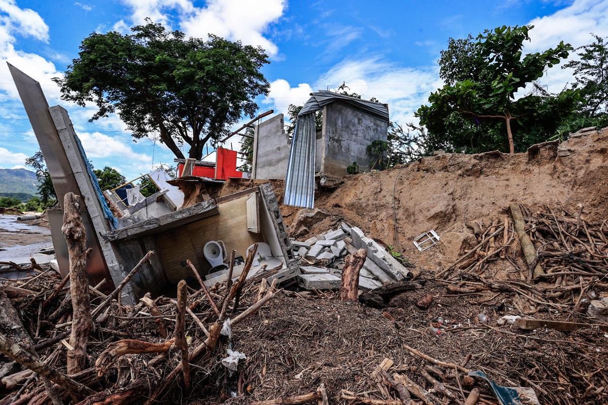 Las lluvias del huracán John derrumban casas y sueños de familias en el mexicano Acapulco