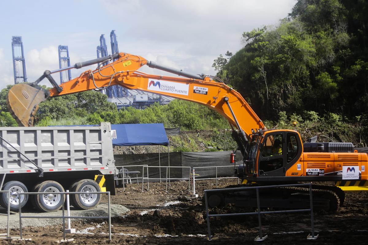 Gobierno de Panamá pide a consorcio chino apurar obra de un puente del canal