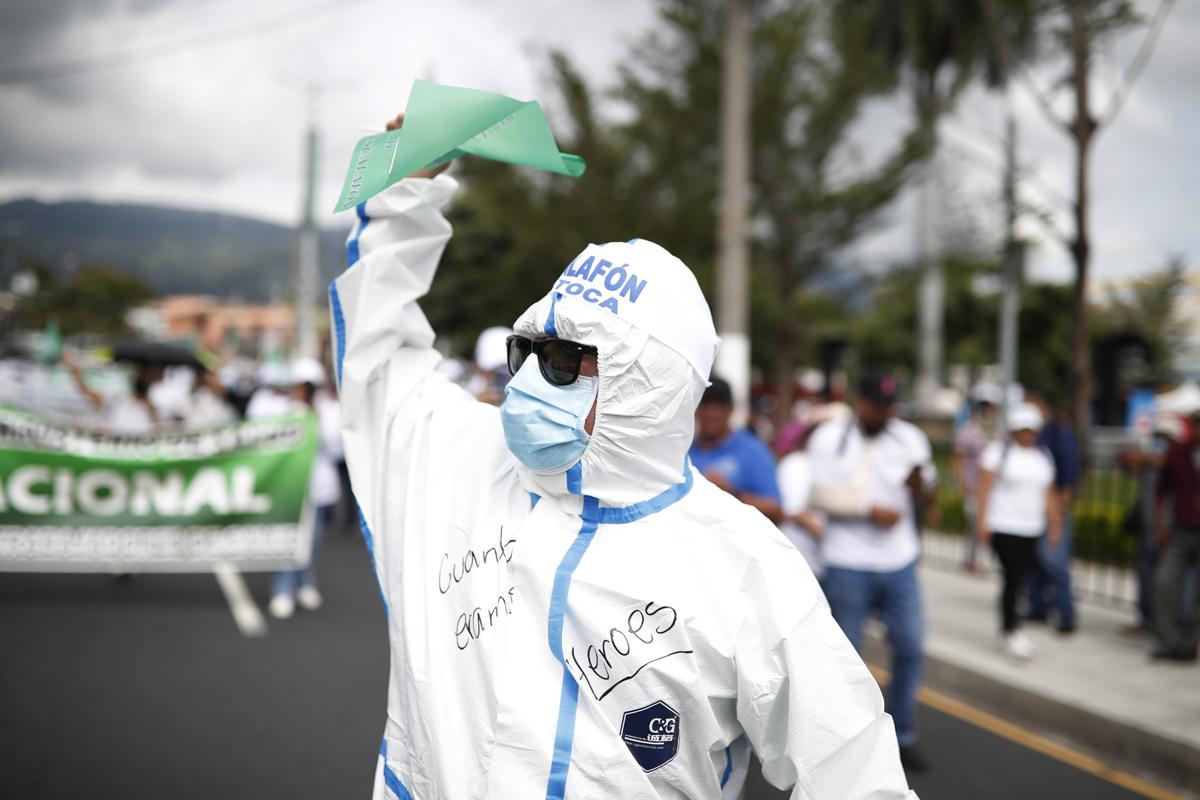 El Salvador: protestan contra recortes de presupuesto en Salud y Educación para 2025