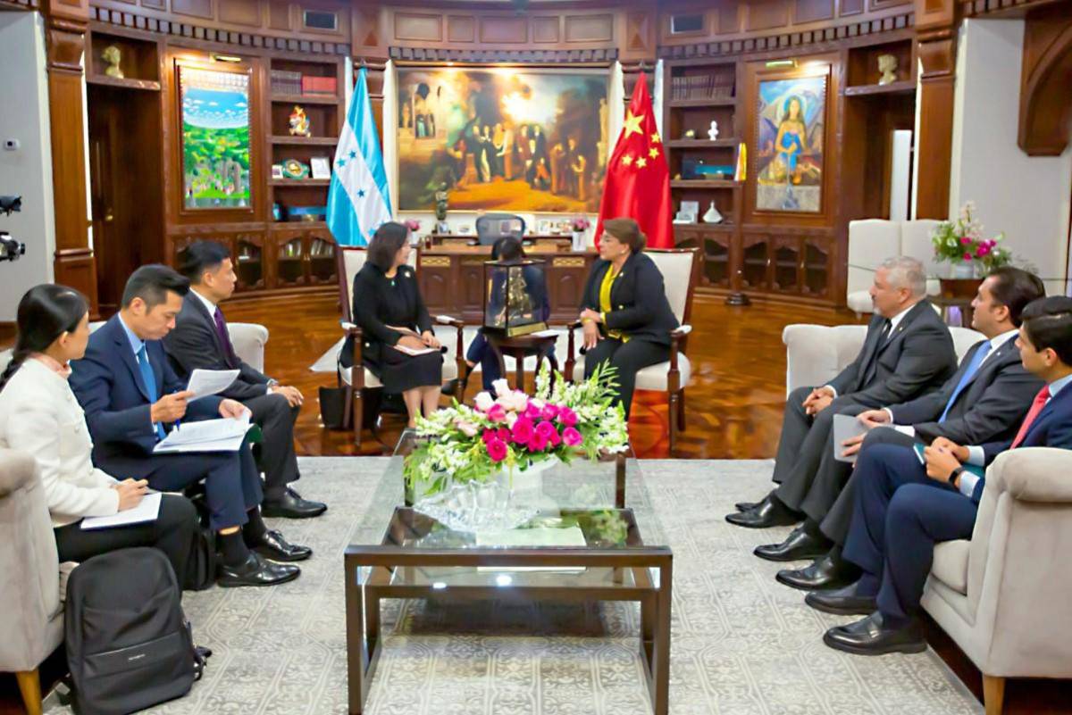 Vicecanciller de China y presidenta de Honduras se reúnen para estrechar relaciones