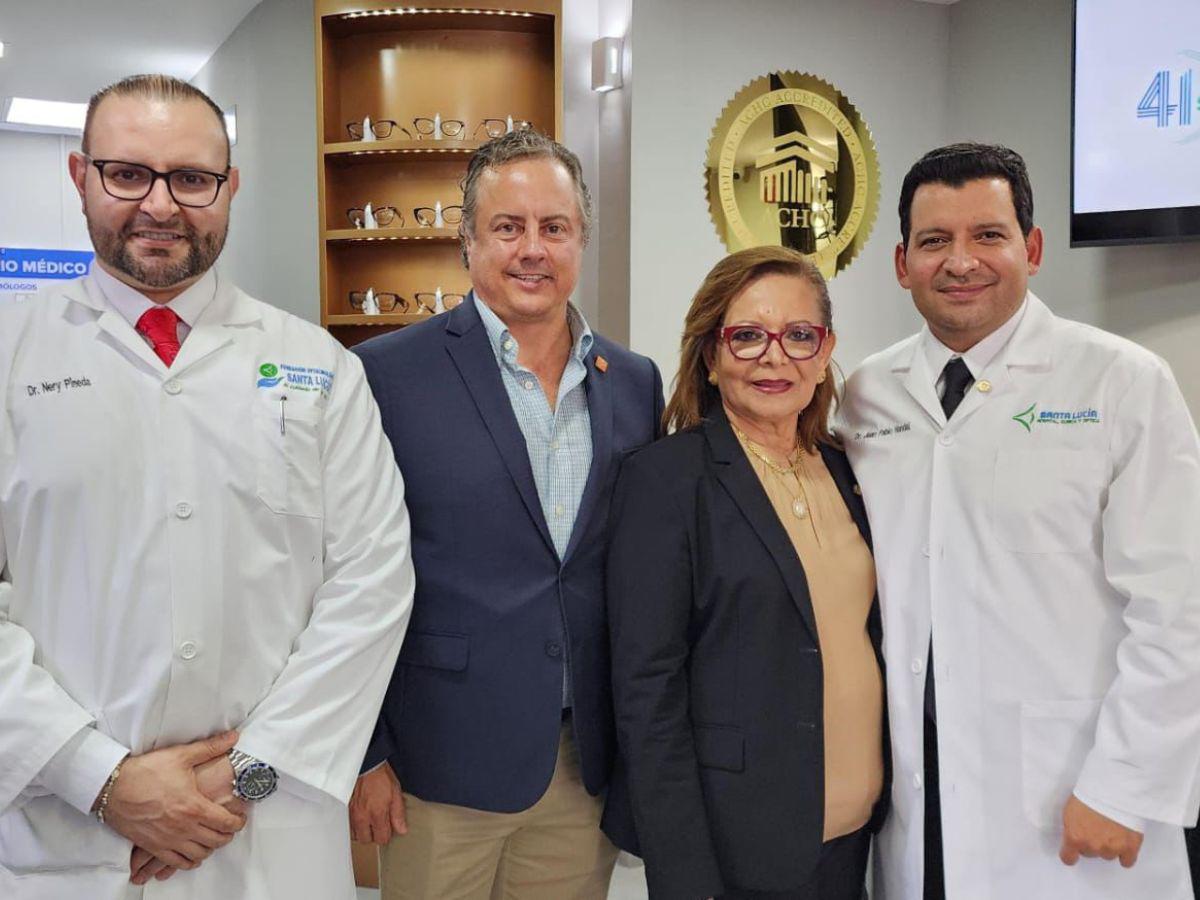 Nery Pineda, Antonio Acosta-Rua, María Cristina de Handal y Juan Pablo Handal. Foto: E&amp;N.