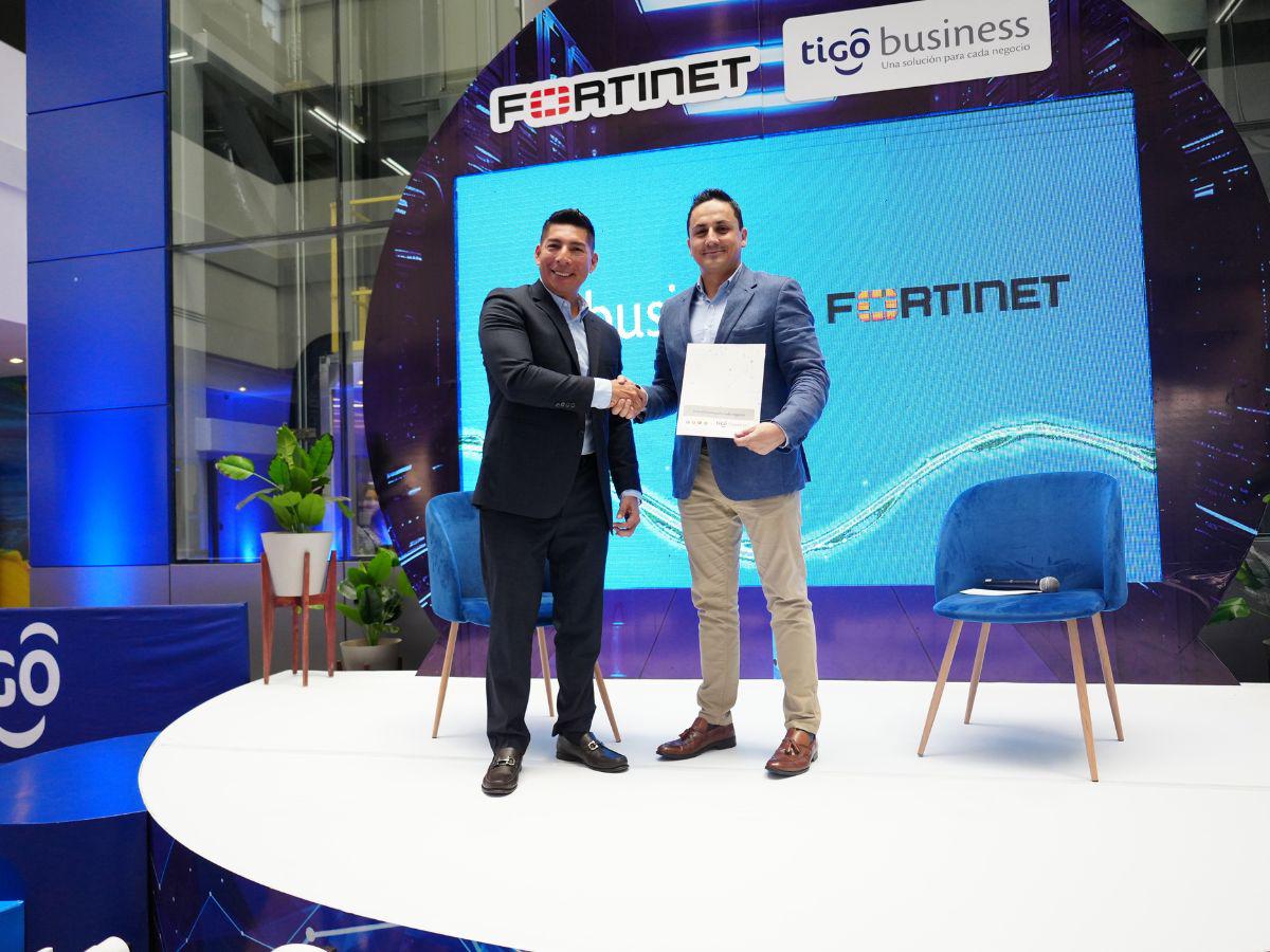 <b>Alianza FORTINET. </b>Bernardo Pañoni, VP Tigo Business El Salvador, y Danny Cruz, Country Manager FORTINET El Salvador.