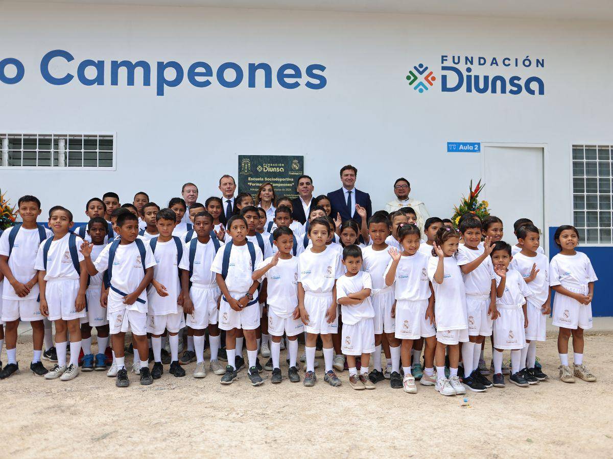 La Fundación Diunsa desarrolla el Programa de Escuelas Sociodeportivas Formando Campeones, en alianza con la Fundación Real Madrid, en Honduras, actualmente con más de 500 alumnos.