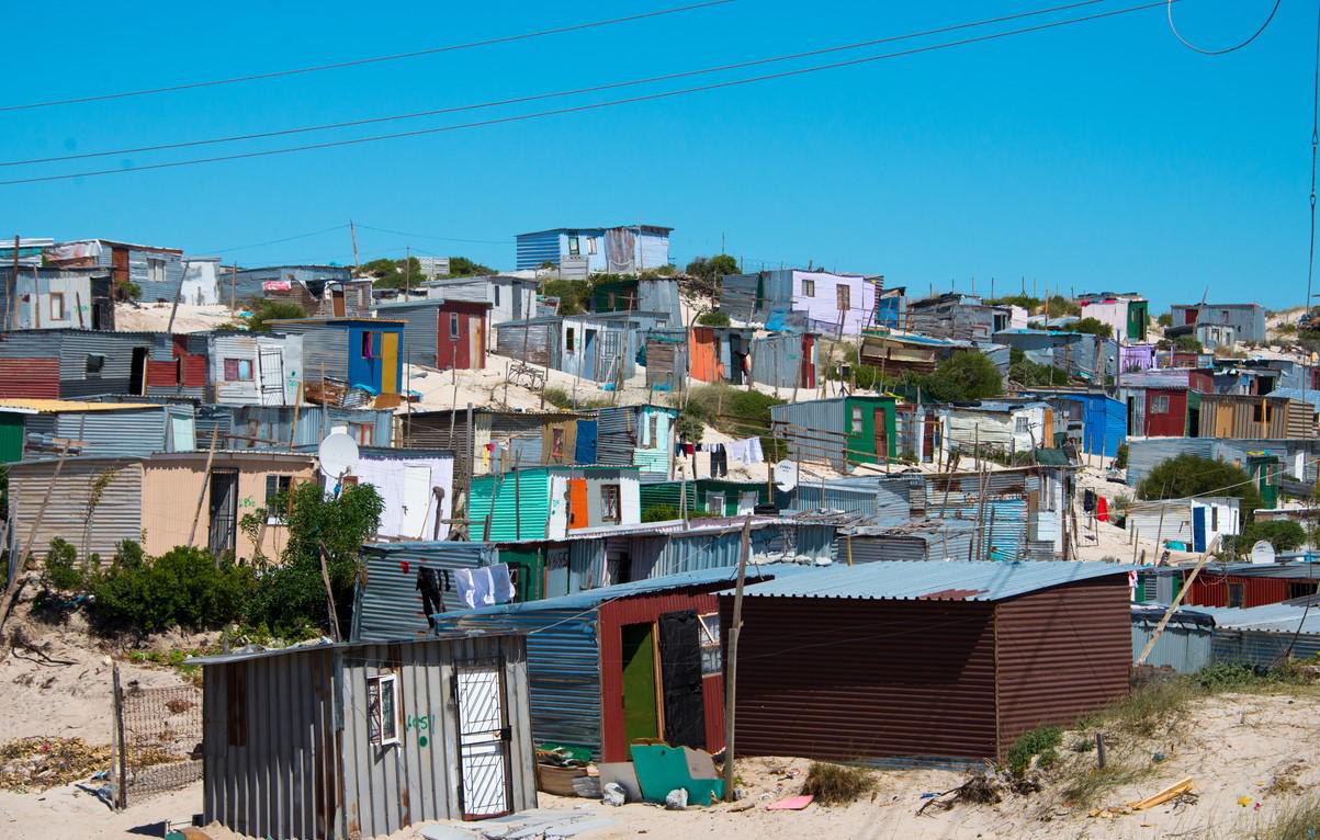 Según estimaciones de las Naciones Unidas, más de 1.800 millones de personas en todo el mundo carecen de una vivienda adecuada y de servicios básicos. Foto de iStock