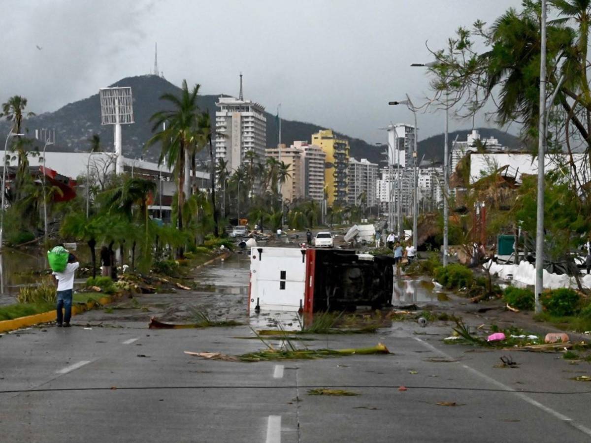 Huracán Otis: el periplo del presidente mexicano para llegar al aislado Acapulco