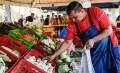 La carne también bajó de precio, un 0,7 %, mientras que los productos lácteos aumentaron un 2,2 %. Foto de archivo