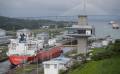 Un buque gasero transita por las esclusas de Agua Clara este viernes, en el Canal de Panamá (Panamá). Foto de EFE/Bienvenido Velasco