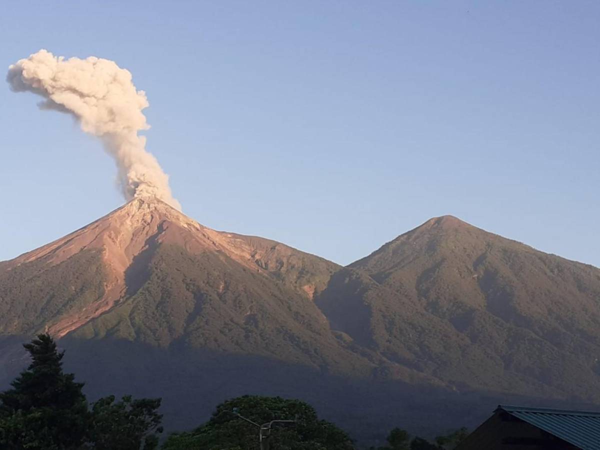 Guatemala: volcán de Fuego reportó explosiones débiles y moderadas