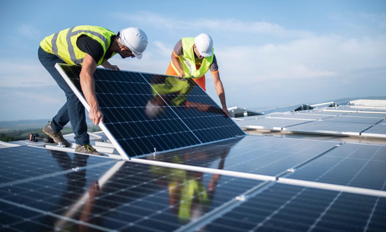 Los consumidores ven en el autoconsumo la vía ideal para ahorrar en la factura eléctrica. Foto de ArtistGNDphotography / Getty Images