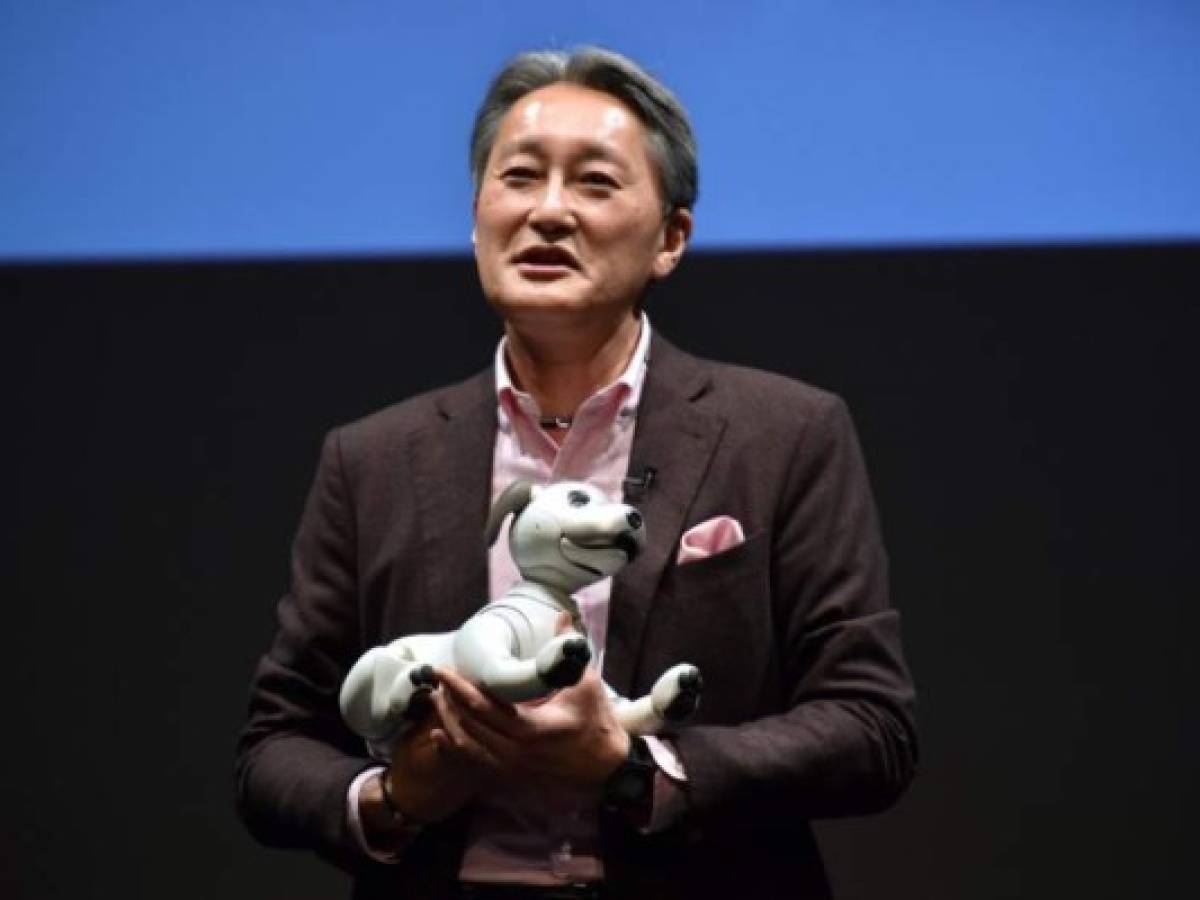 Japan's Sony President and CEO Kazuo Hirai introduces the entertainment robot 'aibo' during a press preview at the company's headquarters in Tokyo on November 1, 2017. Japanese electronics giant Sony is marking the year of the dog by bringing back to life its robot canine -- packed with artificial intelligence and internet capability. / AFP PHOTO / Kazuhiro NOGI