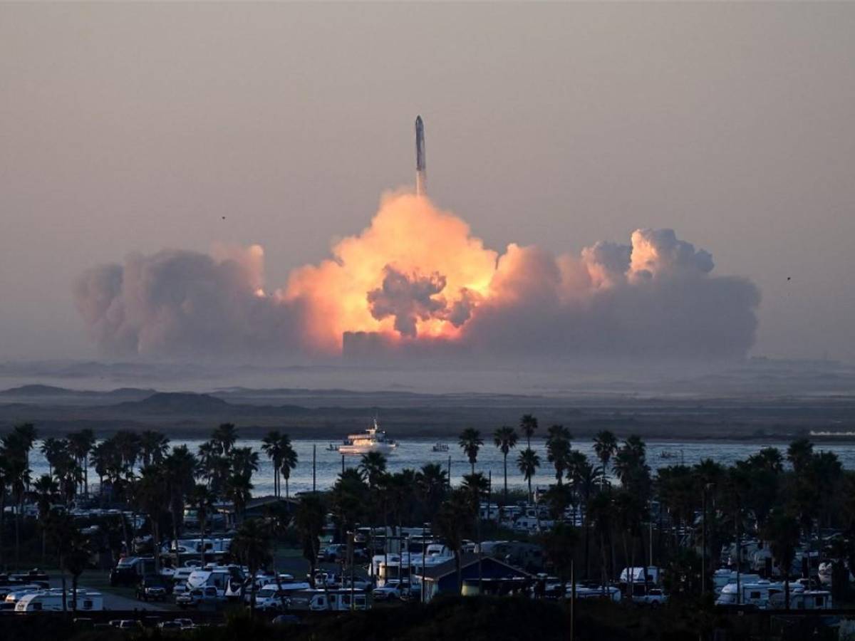 Cohete de SpaceX explota pero avanza en su objetivo de llegar a la Luna
