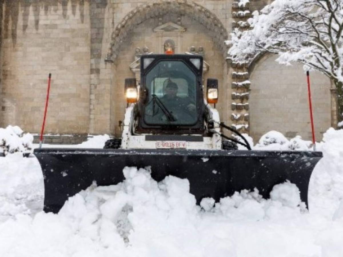 España moviliza al Ejército para rescatar conductores atrapados por la nieve