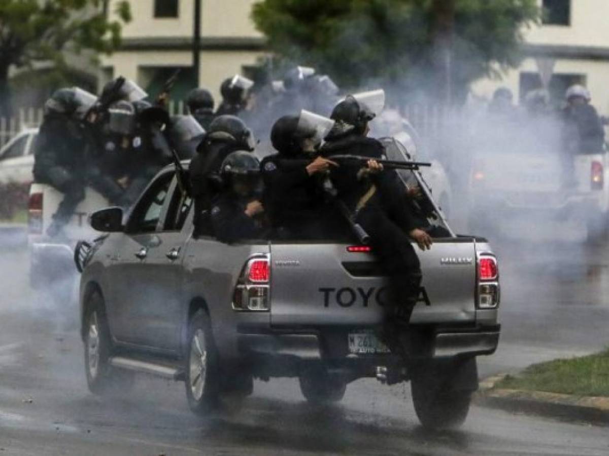 Riot police clash with protesting engineering students in Managua on May 28, 2018. / AFP PHOTO / INTI OCON