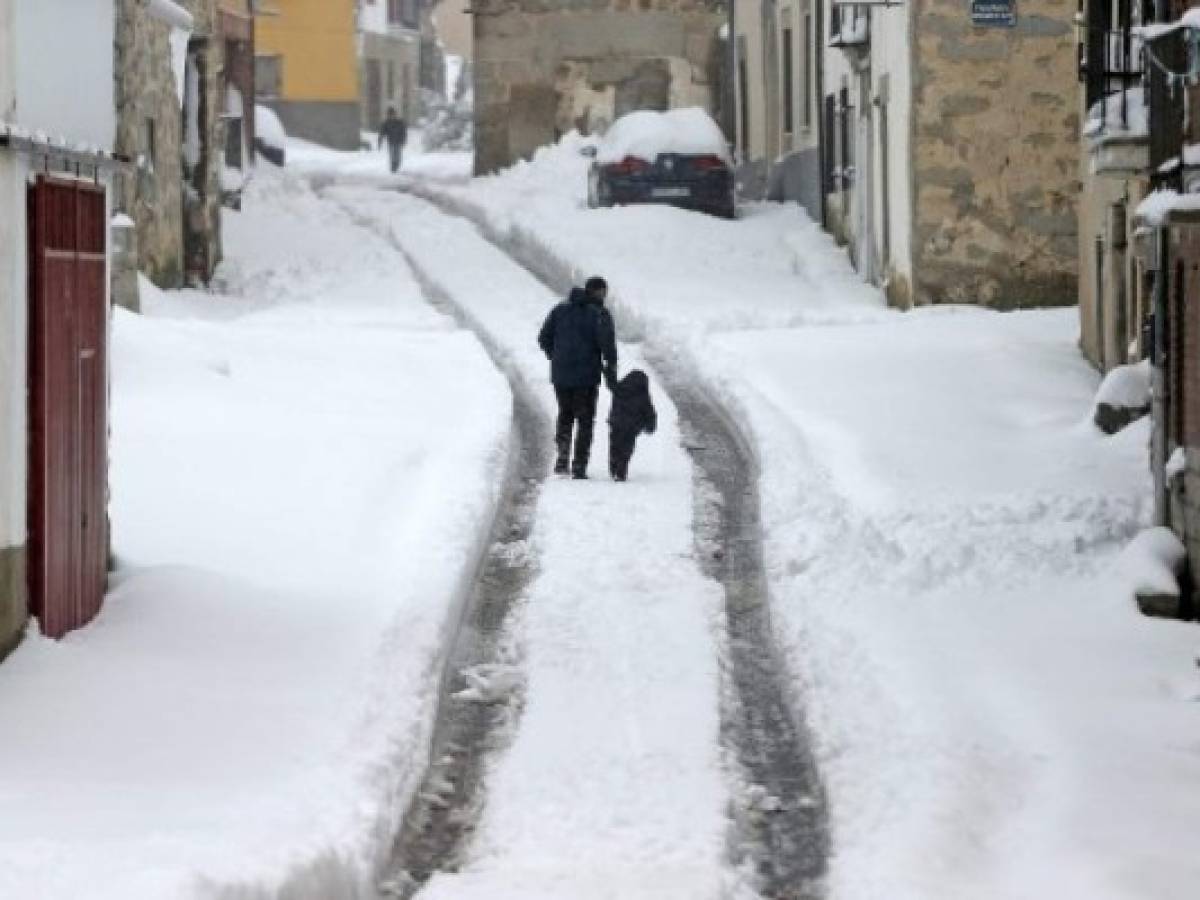 España moviliza al Ejército para rescatar conductores atrapados por la nieve