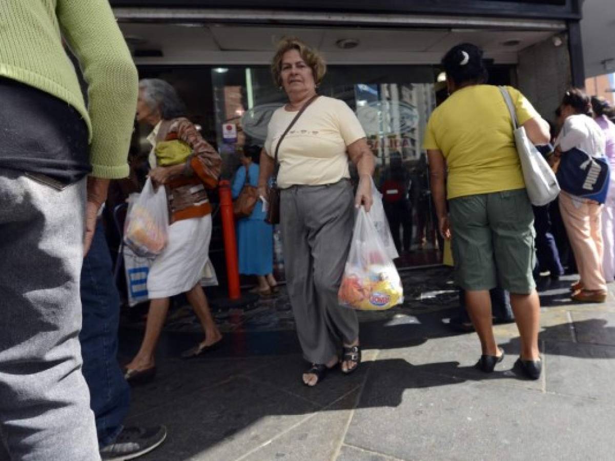 Venezuela: el país se quedaría sin productos básicos en 40 días